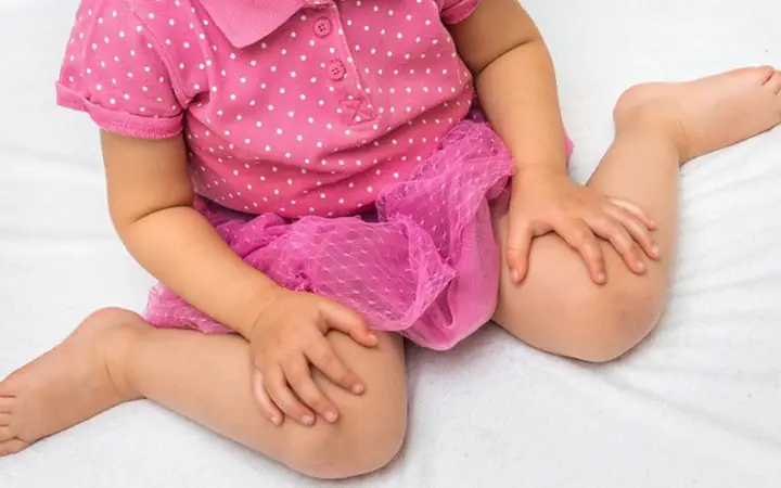 Bé Hay Vắt Chéo Chân: Nguyên Nhân Và Cách Xử Lý Đúng Cách