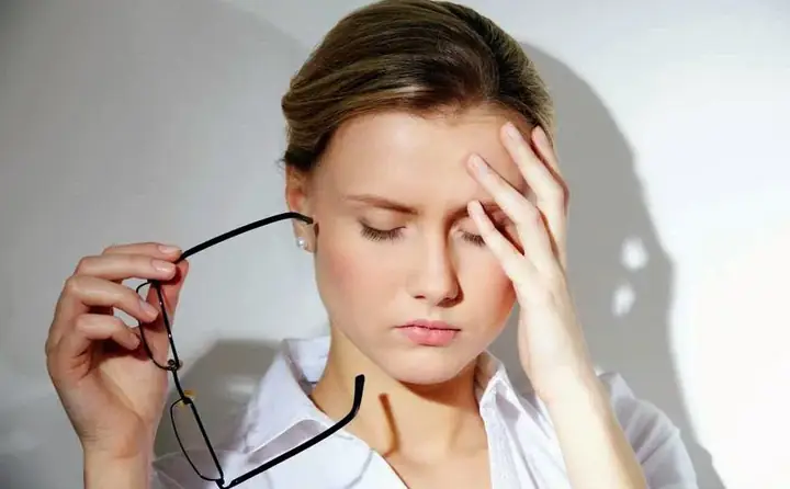 Mắt Bị Máy Bên Trái Là Gì?