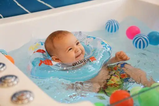 Bơi Thuỷ Liệu Cho Bé: Đánh Giá Toàn Diện Về Lợi Ích, An Toàn Và Lời Khuyên Thực Tế