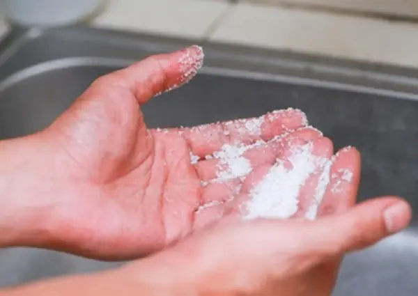 Cách Gỡ Keo Dán Sắt Dính Tay: 5 Bước Hiệu Quả