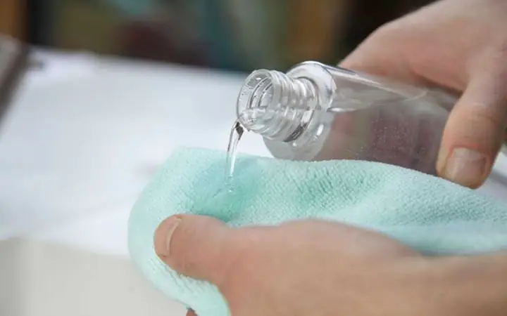 Cách Lau Sạch Vết Băng Dính Trên Kính: 7 Phương Pháp Hiệu Quả