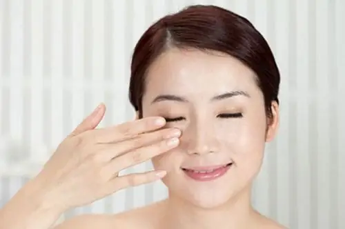 Cách Mát Xa Trị Thâm Mắt Hiệu Quả Tại Nhà
