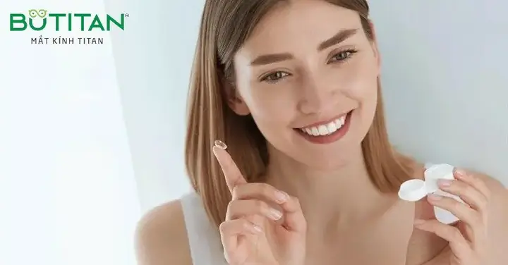 Cách Tháo Kính Áp Tròng Bằng Dụng Cụ