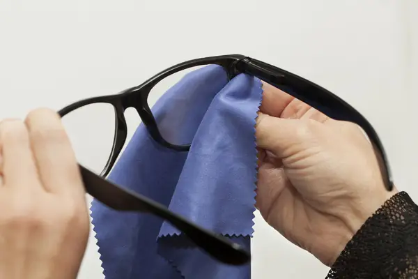 Cách Vệ Sinh Gọng Kính Kim Loại Và Nhựa Đúng Cách: Hướng Dẫn Chi Tiết Từ A-z