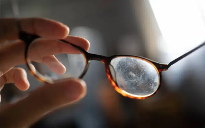 Cách Xử Lý Mắt Kính Bị Xước Hiệu Quả Tại Nhà