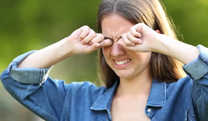 Cách Khắc Phục Tình Trạng Càng Dụi Mắt Càng Ngứa Hiệu Quả