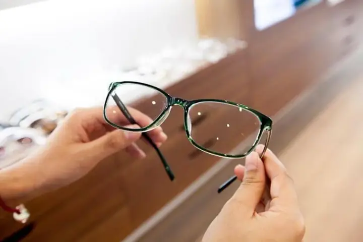 Cắt Kính Loạn Thị Bao Nhiêu Tiền? Báo Giá Chi Tiết Cập Nhật