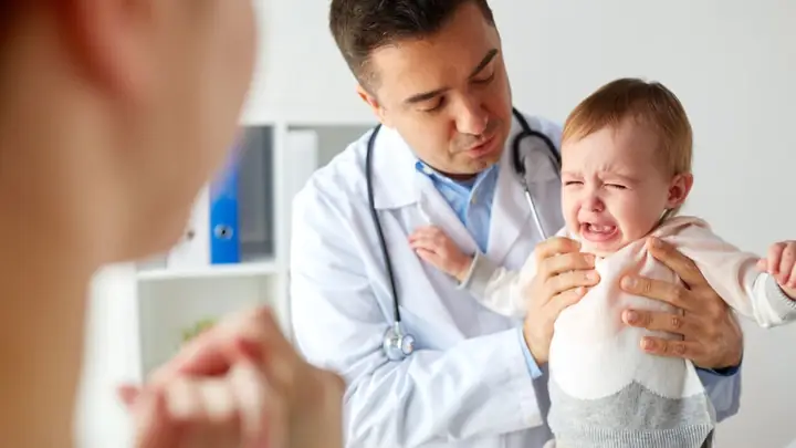 Chảy Nước Mắt Một Bên Ở Trẻ Sơ Sinh: Nguyên Nhân & Cách Xử Lý