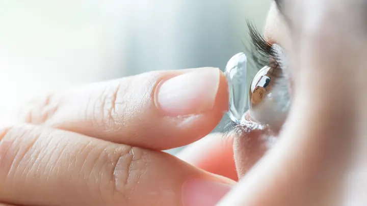 Có Nên Đeo Kính Áp Tròng Khi Ngủ Trưa? Tại Sao Bạn Nên Tránh?
