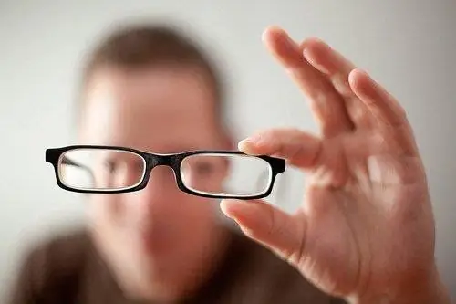 Dấu Hiệu Nhận Biết Mắt Cận: Khi Nào Cần Đi Khám Ngay?