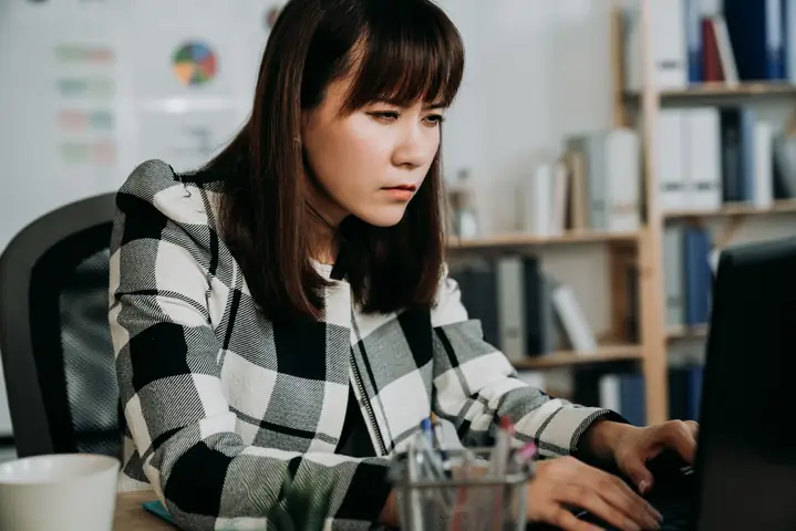 Hiện Tượng Cận Thị Giả: Khi Mắt Mỏi Mệt Và Nhìn Mờ Không Phải Lỗi Của Bạn