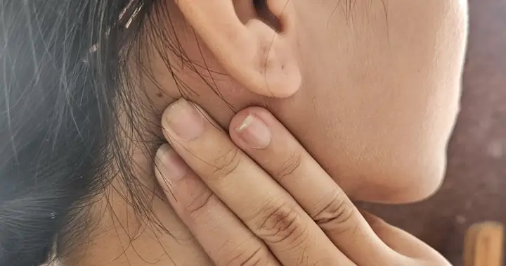 Khi Nhai Bị Đau Tai Trái: Nguyên Nhân Và Cách Xử Lý Hiệu Quả