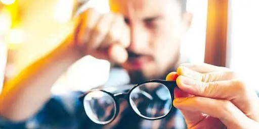 Bị Cận Thị Không Đeo Kính Có Hại Gì? Phân Tích Chi Tiết Theo Tuổi & Độ Cận