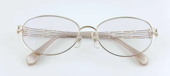 Kính Charmant Made In Japan Là Gì? Tổng Quan Về Dòng Kính Cao Cấp Nhật Bản