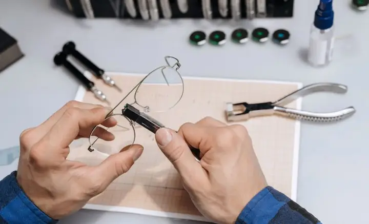 Hướng Dẫn Toàn Diện Để Trở Thành Kỹ Thuật Viên Kính Thuốc Chuyên Nghiệp