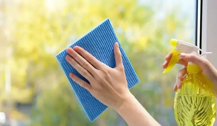 Lau Cửa Kính Bằng Gì Cho Sạch? Bí Quyết Từ Chuyên Gia