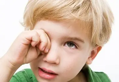 Lấy Dị Vật Ra Khỏi Mắt Đúng Cách: Hướng Dẫn Chi Tiết Từ Chuyên Gia