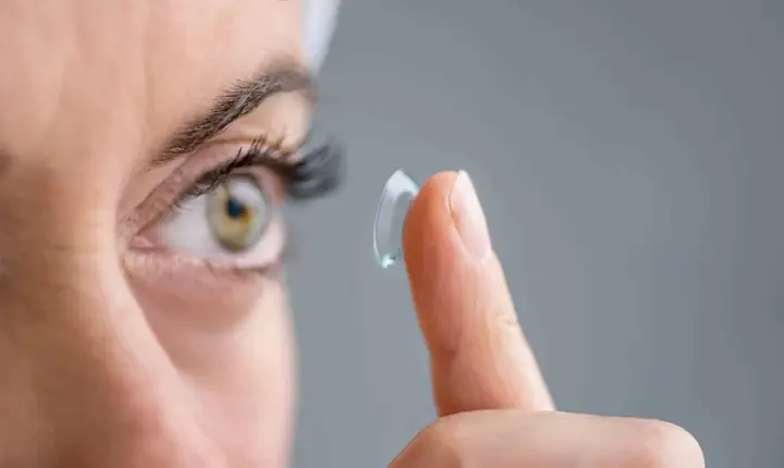 Lens Mới Mua Về Đeo Liền Được Không? Hướng Dẫn Chi Tiết Từ Chuyên Gia