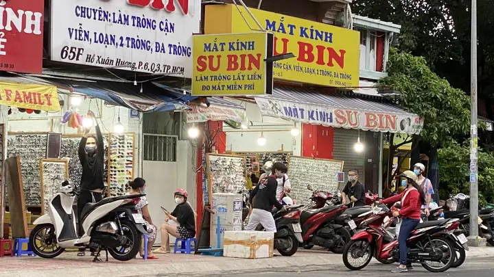 Mắt Kính Đường Hồ Xuân Hương: Đánh Giá Chi Tiết Từ Thiết Kế Đến Trải Nghiệm Thực Tế