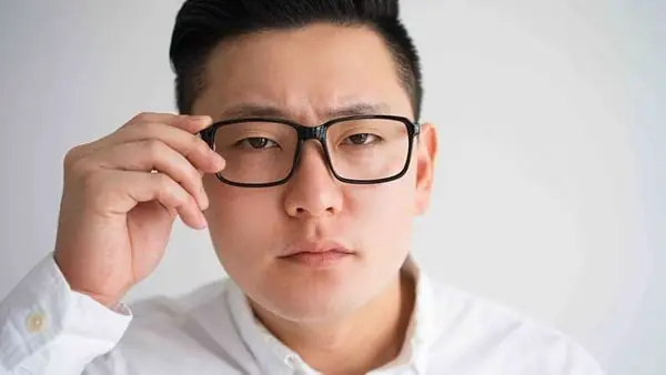 Mắt Nhìn Vật Bị Méo Là Gì? Nguyên Nhân, Triệu Chứng Và Cách Xử Lý
