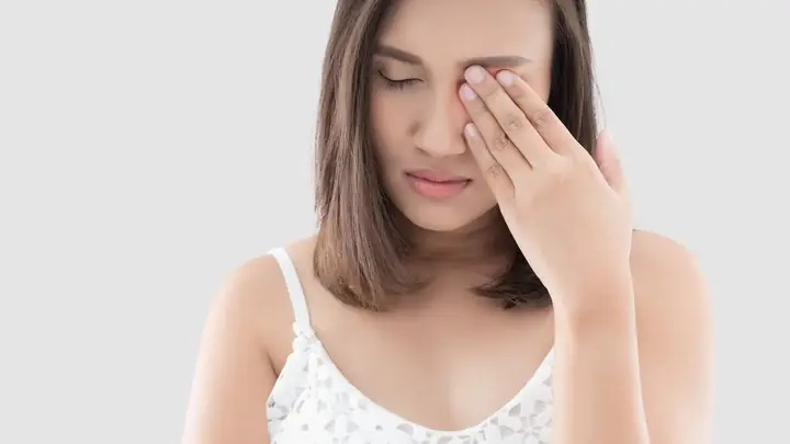 Mẹo Chữa Mắt Bị Cộm Tại Nhà: Giải Pháp An Toàn Và Hiệu Quả