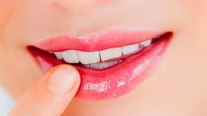 Giật Môi Trên Liên Tục: Nguyên Nhân & Cách Xử Lý Từ A Đến Z