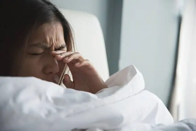 Ngủ Dậy Mắt Bị Mờ: Nguyên Nhân & Cách Khắc Phục Hiệu Quả