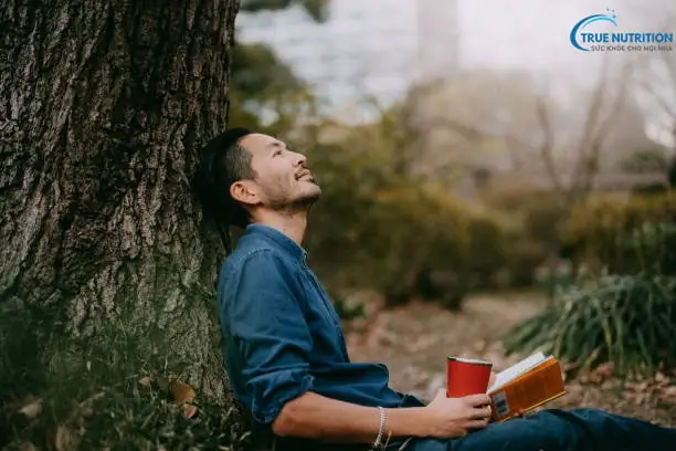 Nháy Mắt Trái Nam: Ý Nghĩa Theo Giờ Và Góc Nhìn Khoa Học