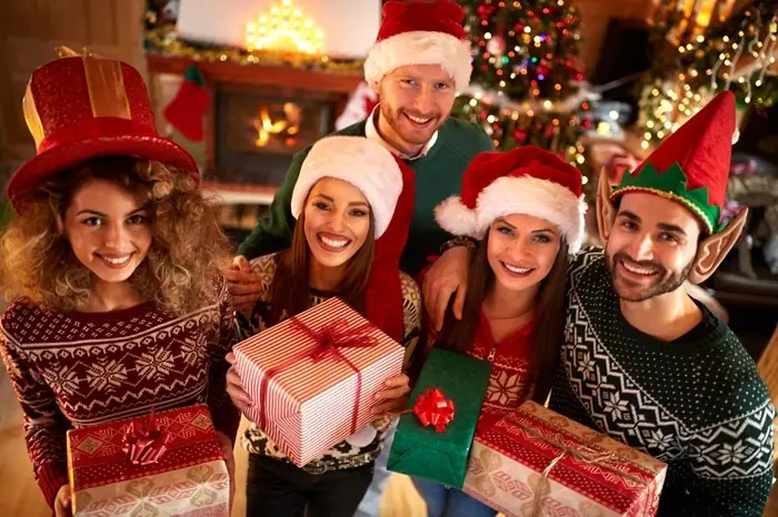 Noel Tặng Gì Cho Người Yêu? 30+ Gợi Ý Quà Tặng Lãng Mạn & Thực Tế