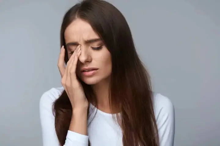 Nữ Giật Mắt Phải 12h Trưa: Nguyên Nhân Y Học & Quan Niệm Phong Thủy