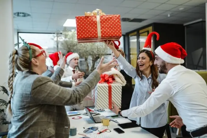 Quà Noel Cho Đồng Nghiệp: 45+ Gợi Ý Ý Nghĩa, Dễ Mua 2026