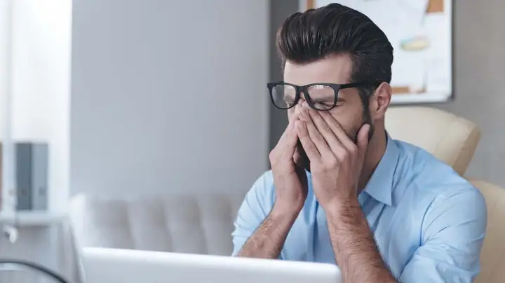 Đau Mắt Đỏ: Tại Sao Cần Đeo Kính Râm Và Cách Chọn Đúng