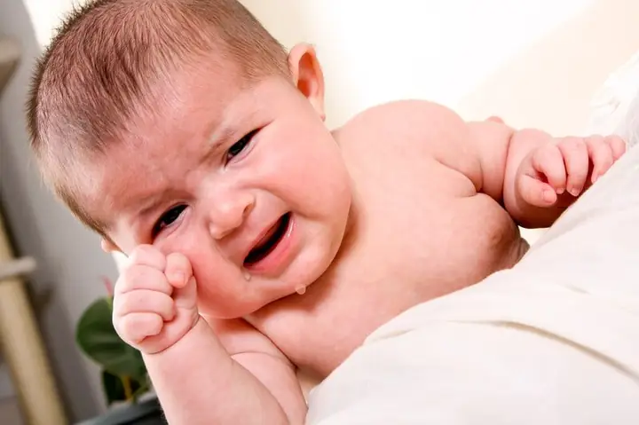 Trẻ Sơ Sinh Bị Đau Mắt Có Ghèn Vàng: Phân Tích Nguyên Nhân & Hướng Dẫn Vệ Sinh An Toàn