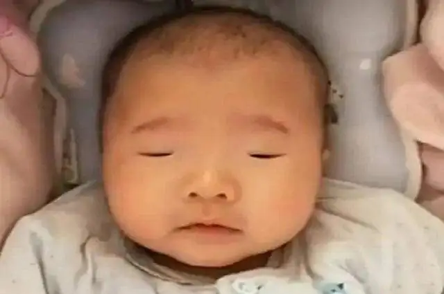Trẻ Sơ Sinh Không Chịu Mở Mắt: Phân Tích Nguyên Nhân Và Khi Nào Cần Lo Ngại