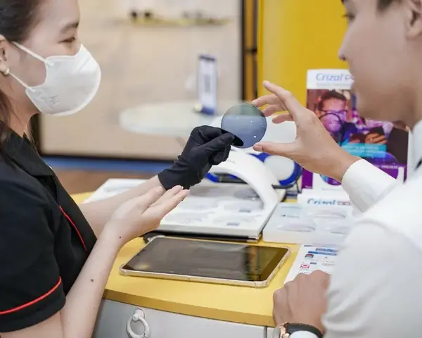 Tròng Kính Đổi Màu Giá Bao Nhiêu? Bảng Giá Chi Tiết Và Đánh Giá Toàn Diện