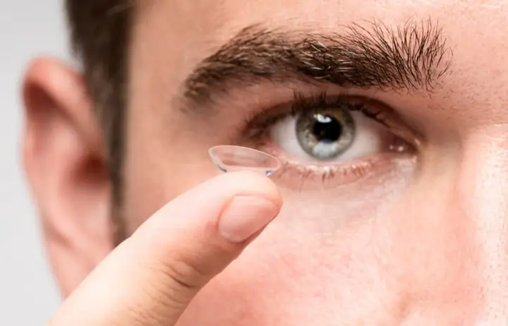Hướng Dẫn Vệ Sinh Kính Áp Tròng Đúng Cách Toàn Diện