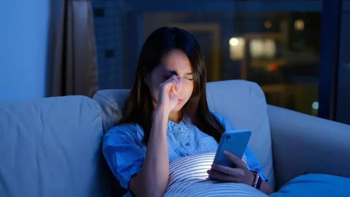 Xem Điện Thoại Trong Bóng Tối: Tác Hại Thực Tế Và Cách Bảo Vệ Mắt Hiệu Quả