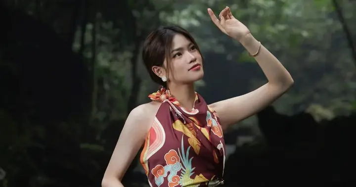 Áo Lụa Kiểu Thời Trang: 7 Cách Tạo Kiểu Độc Đáo Từ Khăn Lụa