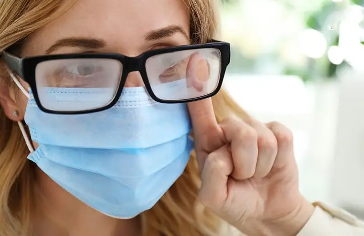 Cách Làm Kính Không Bị Mờ Khi Đeo Khẩu Trang