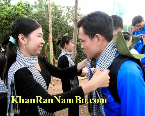 Cách Quấn Khăn Rằn Nam Bộ