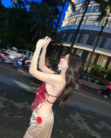 Cô Gái Mặc Áo Hở Lưng