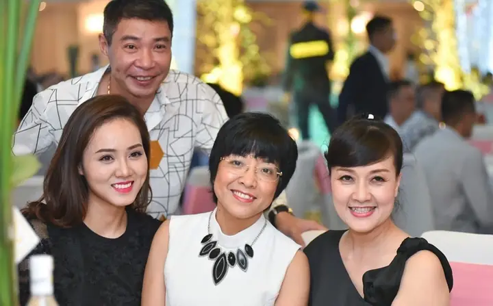 Công Lý Có Mấy Vợ