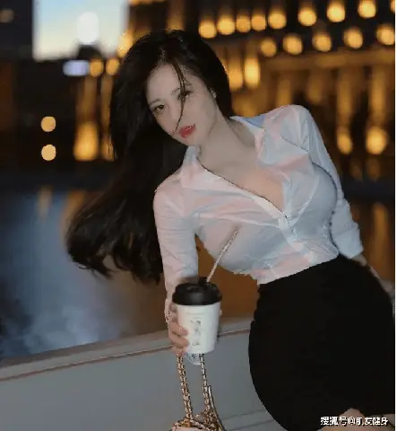 Gái Xinh Mặc Áo Sơ Mi Trắng