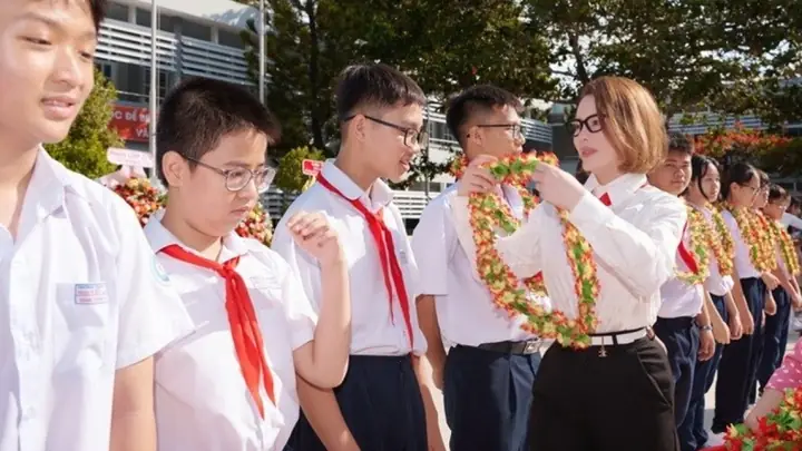 Lý Nhã Kỳ Về Thăm Trường Cũ: Hành Trình Tri Ân Và Tặng Học Bổng Từ Trái Tim