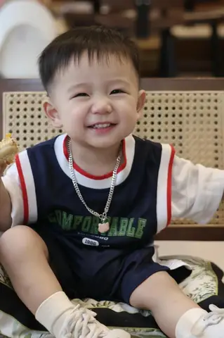 Hình Em Bé Trai Dễ Thương