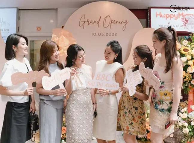 Đi Khai Trương Nên Mặc Gì? Bí Quyết Trang Phục Chỉn Chu Và Phù Hợp