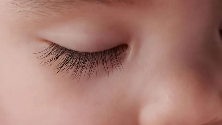 Cắt Lông Mi Trẻ Sơ Sinh: Thủ Thuật Dân Gian Hay Sai Lầm Cần Tránh?