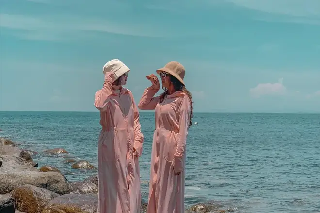 Mặc Áo Chống Nắng Đi Biển