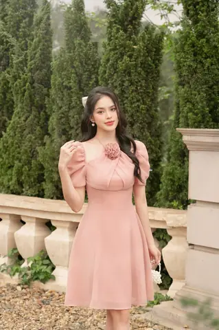 Những Kiểu Đầm Cổ Yếm Đẹp