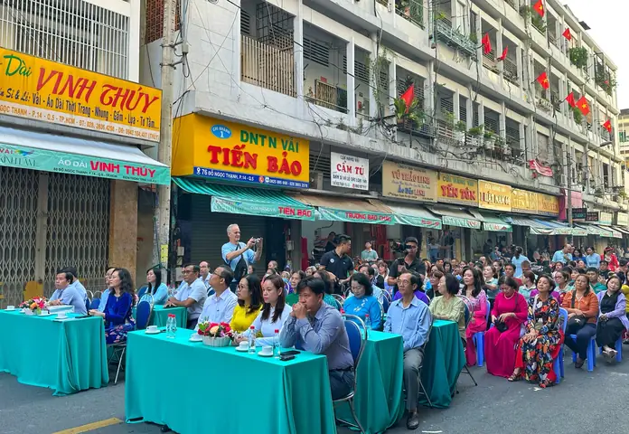 Phố Hàng Vải Bán Gì
